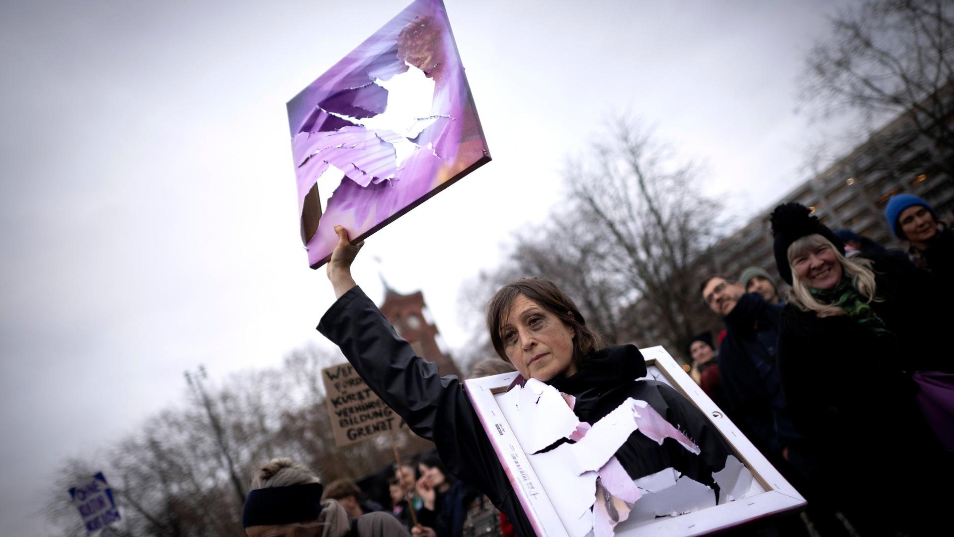 Künstlerinnen und Mitarbeiter von Kultureinrichtungen protestieren mit zerstörten Bildern gegen die Bedrohung ihrer Existenz und gegen geplante Kürzungen im Berliner Kulturbereich durch den Senat.