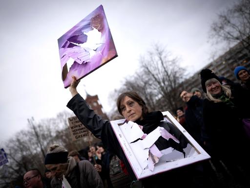 Künstlerinnen und Mitarbeiter von Kultureinrichtungen protestieren mit zerstörten Bildern gegen die Bedrohung ihrer Existenz und gegen geplante Kürzungen im Berliner Kulturbereich durch den Senat.