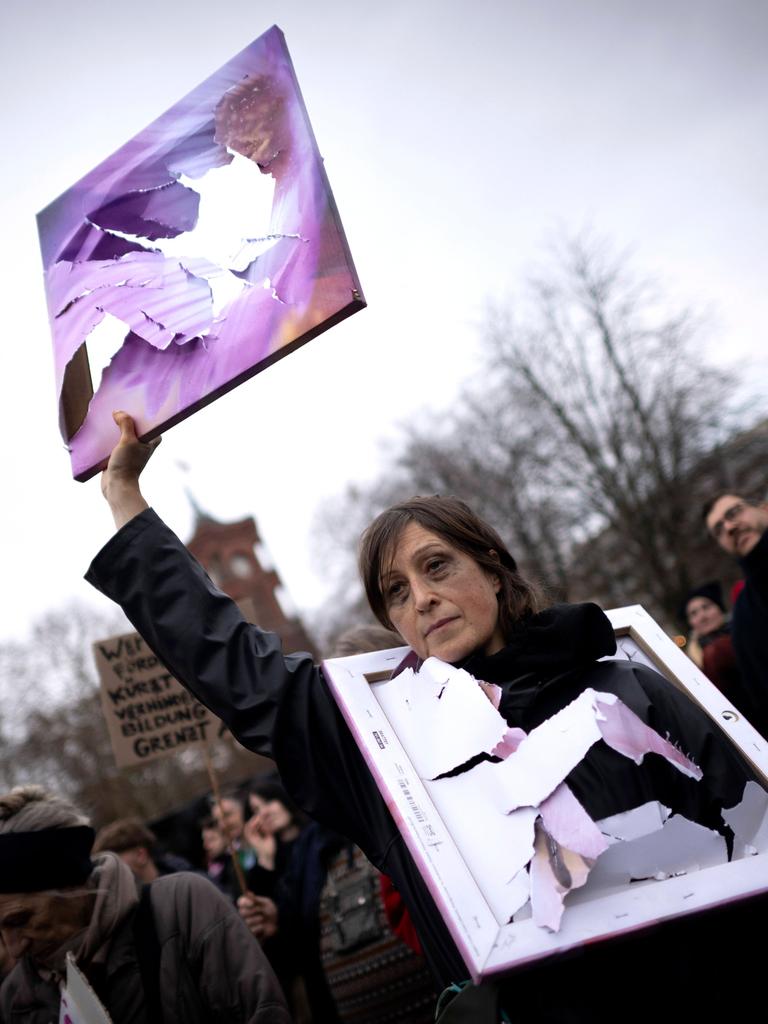 Künstlerinnen und Mitarbeiter von Kultureinrichtungen protestieren mit zerstörten Bildern gegen die Bedrohung ihrer Existenz und gegen geplante Kürzungen im Berliner Kulturbereich durch den Senat.