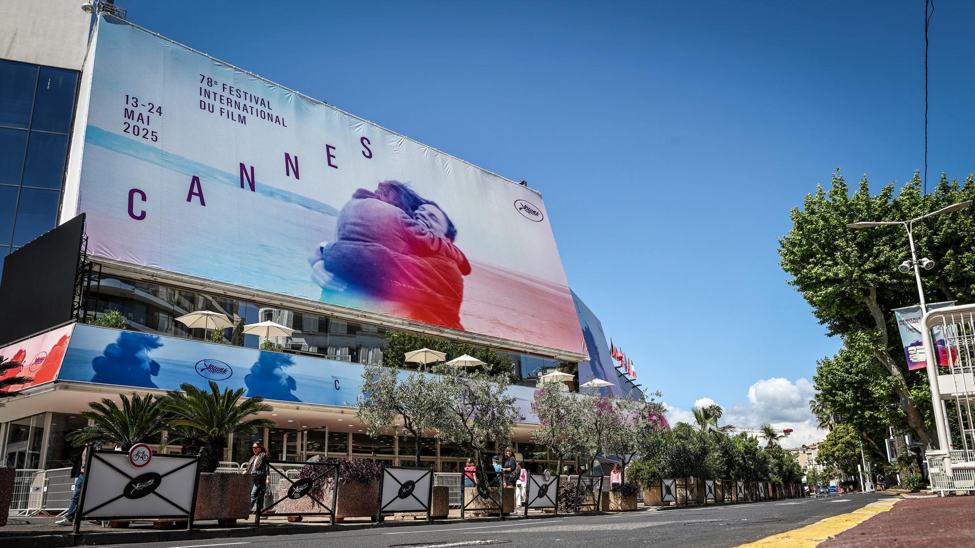 Ein Plakat der Cannes-Filmfeststpiele hängt an einem Gebäude an einer Straße in Cannes. Ein Plakat der Cannes-Filmfeststpiele hängt an einem Gebäude an einer Straße in Cannes.