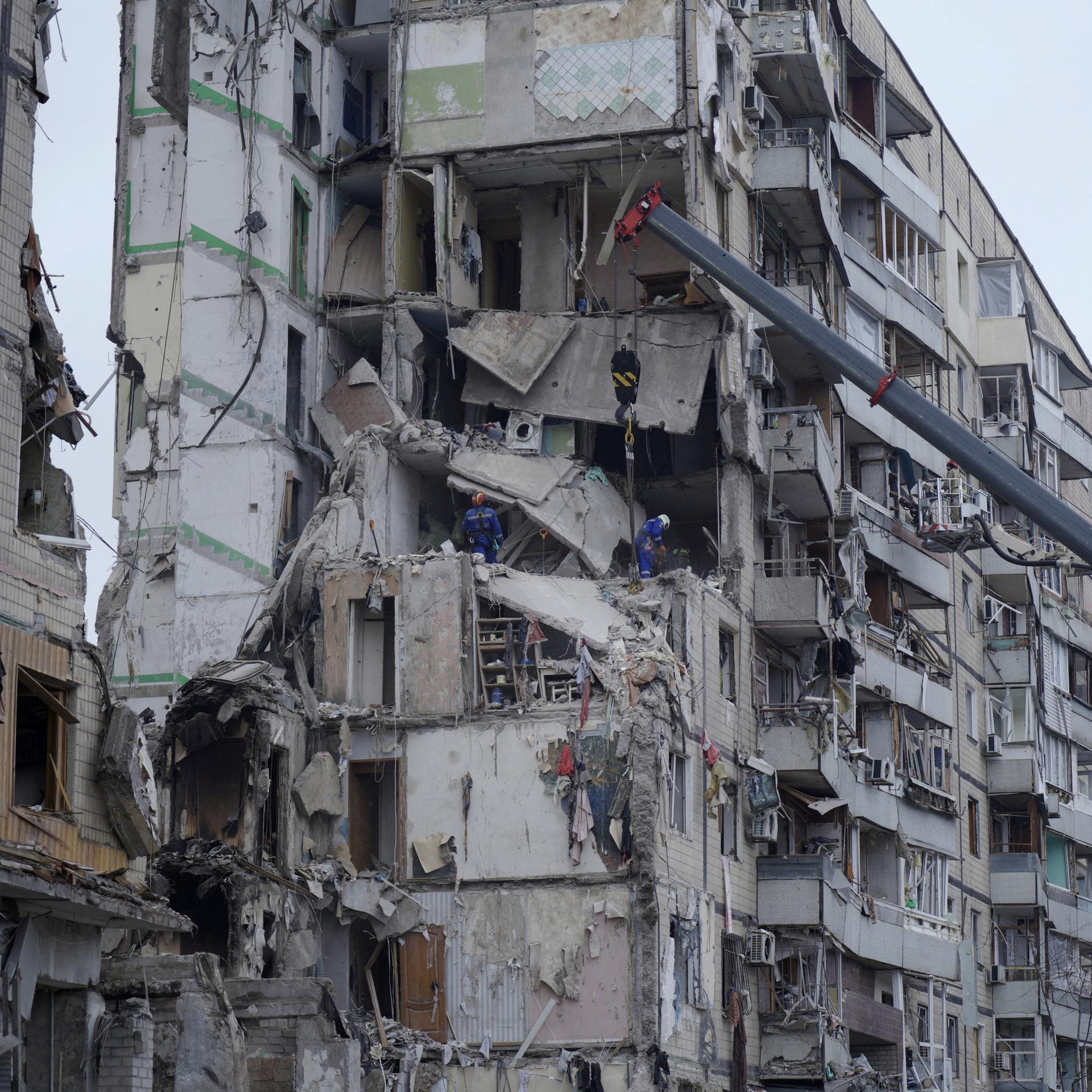 Bei dem Raketeneinschlag in Dnipro am 16.1.2023 wurden mindestens 45 Menschen getötet, darunter sechs Kinder, 75 Personen wurden verletzt, darunter 14 Kinder und 39 Menschen wurden gerettet. Es gibt immer noch Vermisste.