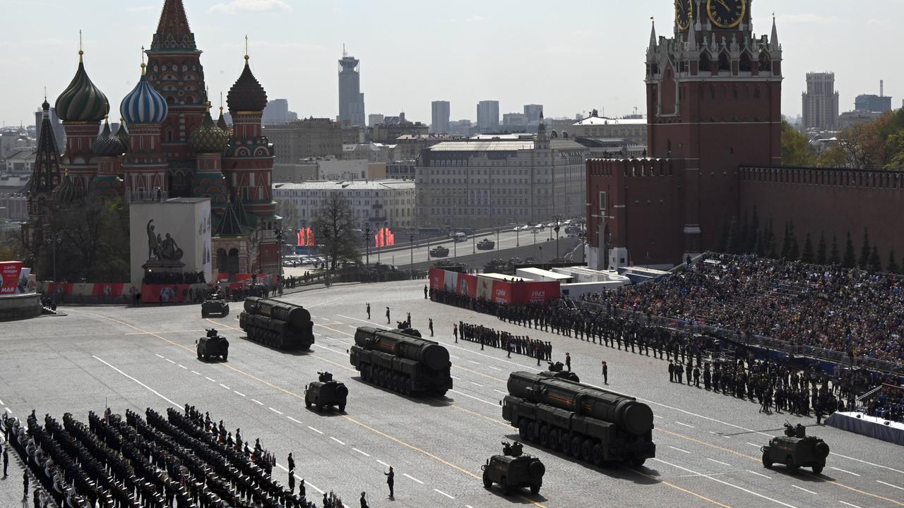 Blick von oben auf die Millitärparade. Man sieht ballistische Raketen und Soldaten.