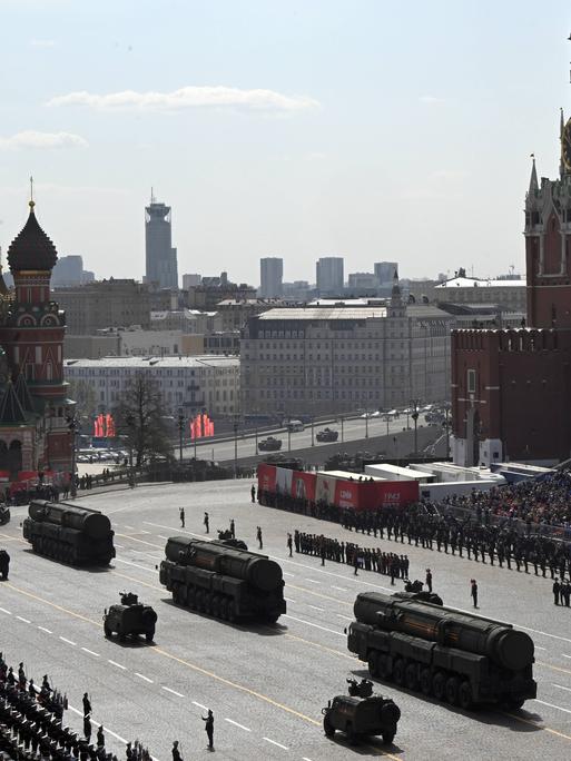 Blick von oben auf die Millitärparade. Man sieht ballistische Raketen und Soldaten.