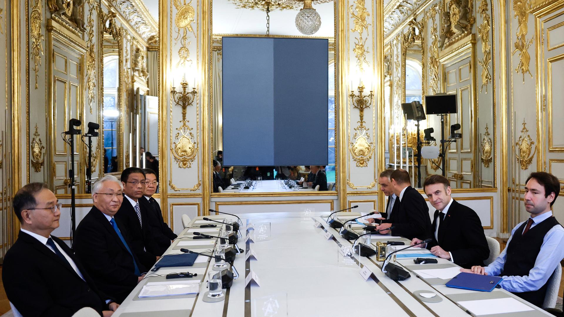 Der französische Präsident Macron, (2.v.r) trifft sich mit Chinas Vizepremier Guoqing (2.v.l) im Elysee-Palast während Veranstaltungen am Rande eines globalen Gipfels über künstliche Intelligenz. 