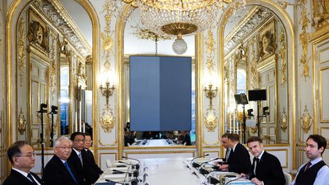 Der französische Präsident Macron, (2.v.r) trifft sich mit Chinas Vizepremier Guoqing (2.v.l) im Elysee-Palast während Veranstaltungen am Rande eines globalen Gipfels über künstliche Intelligenz. 