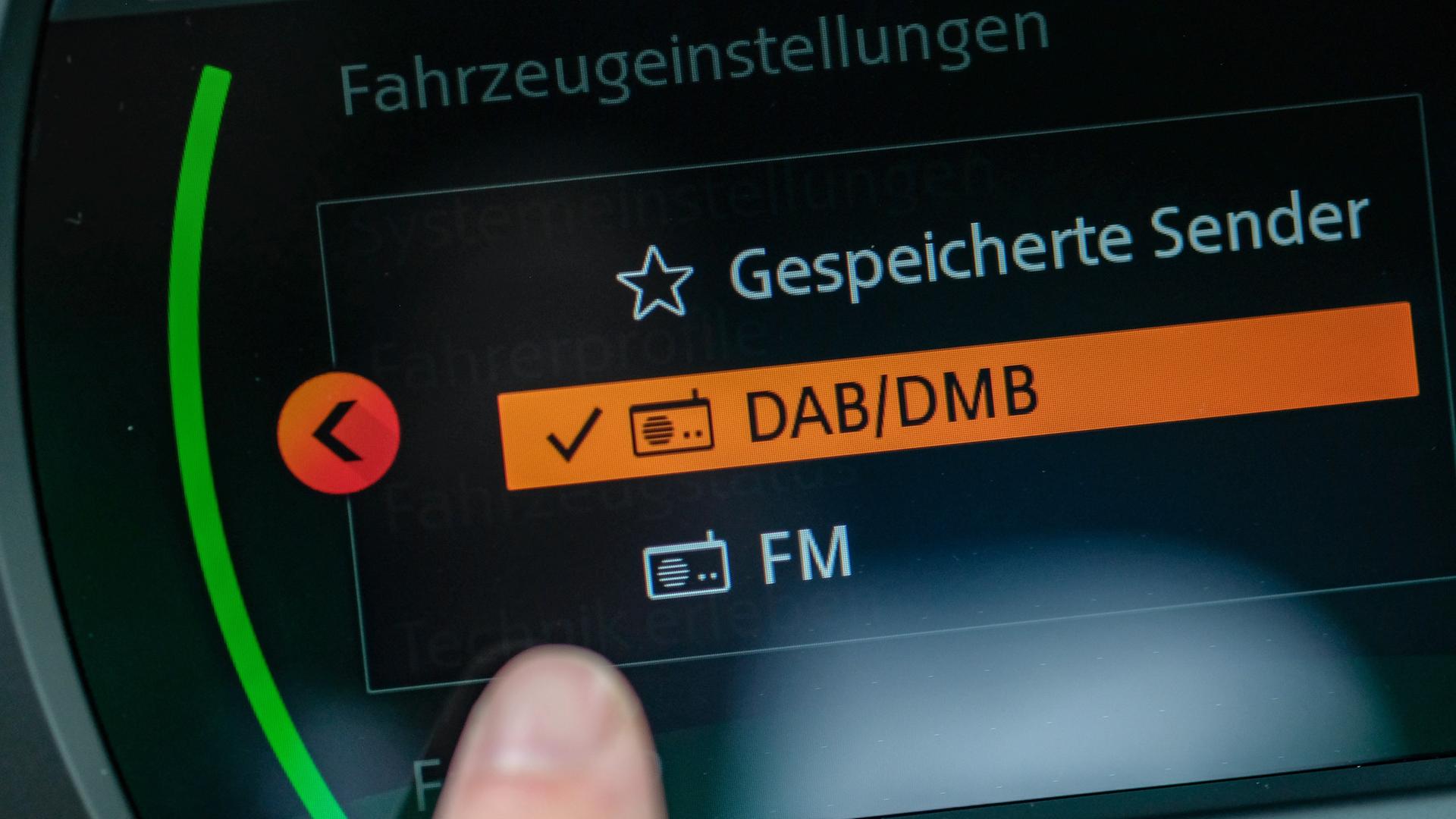 Auf der Anzeige eines Autoradios ist die Anzeige DAB/DMB zu sehen. 