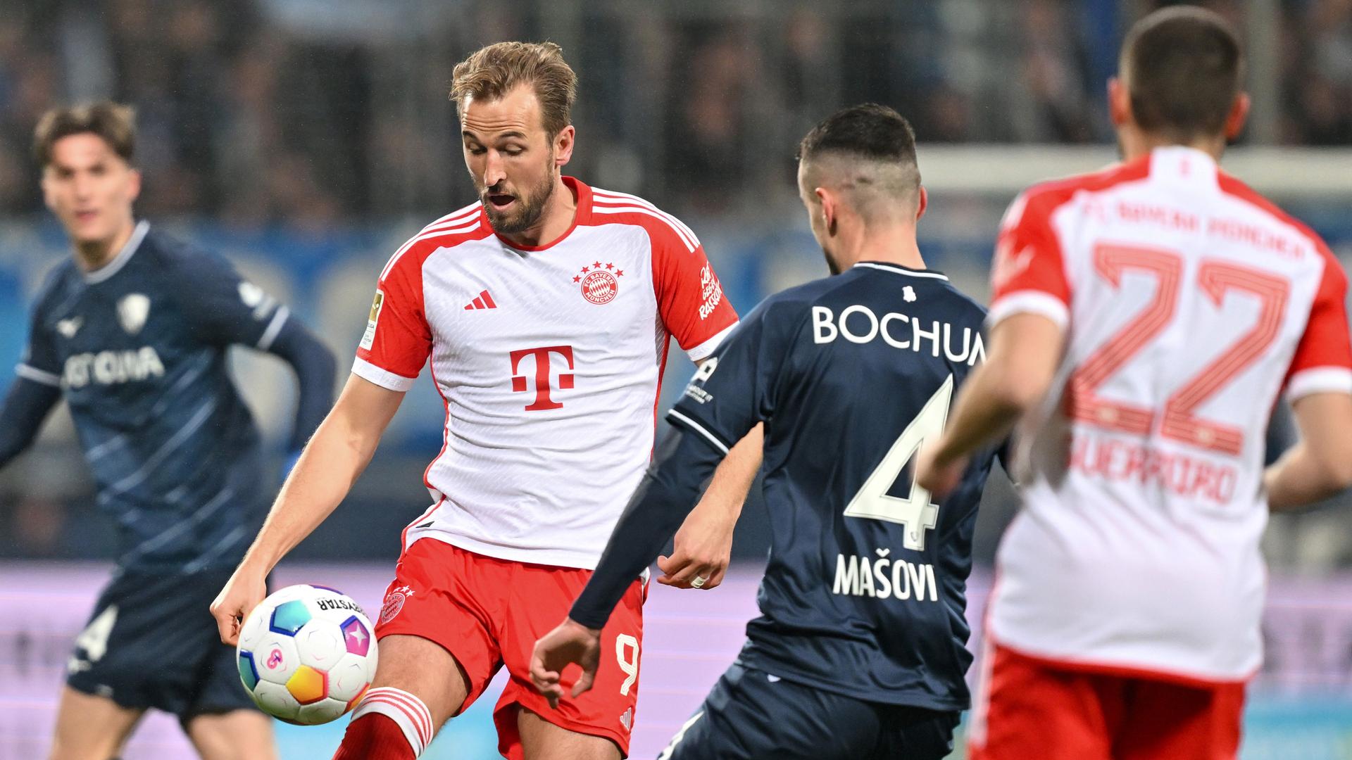 Bei der Bundesliga-Partie Bochum gegen Bayern kämpfen Münchens Harry Kane und Bochums Erhan Masovic um den Ball.