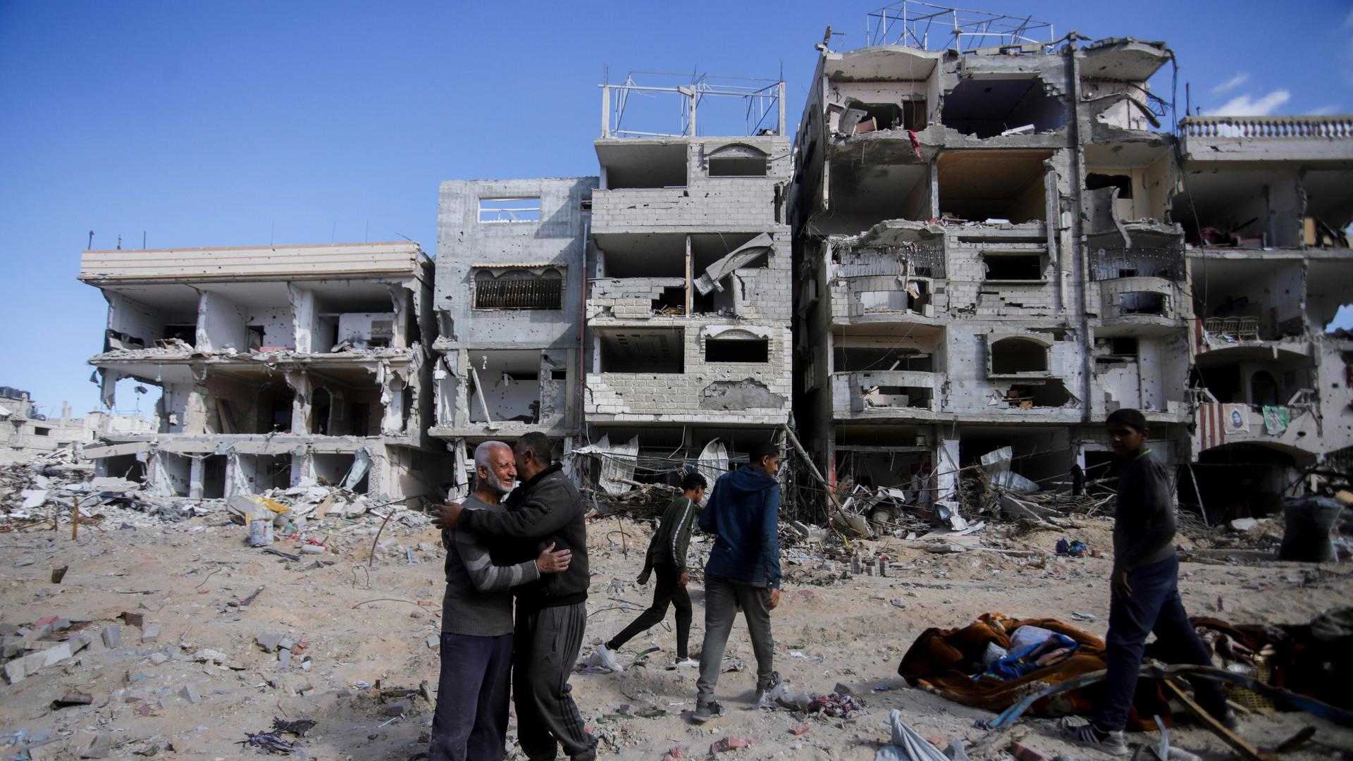 Vertriebene Palästinenser kehren nach Beginn einer Waffenruhe in Rafah, Gaza, am Montag, den 20. Januar 2025, in eine verwüstete Stadt zurück. In Gaza ist die Frage, wer das Gebiet mit 2,2 Millionen Einwohnern regieren und den Wiederaufbau beaufsichtigt.