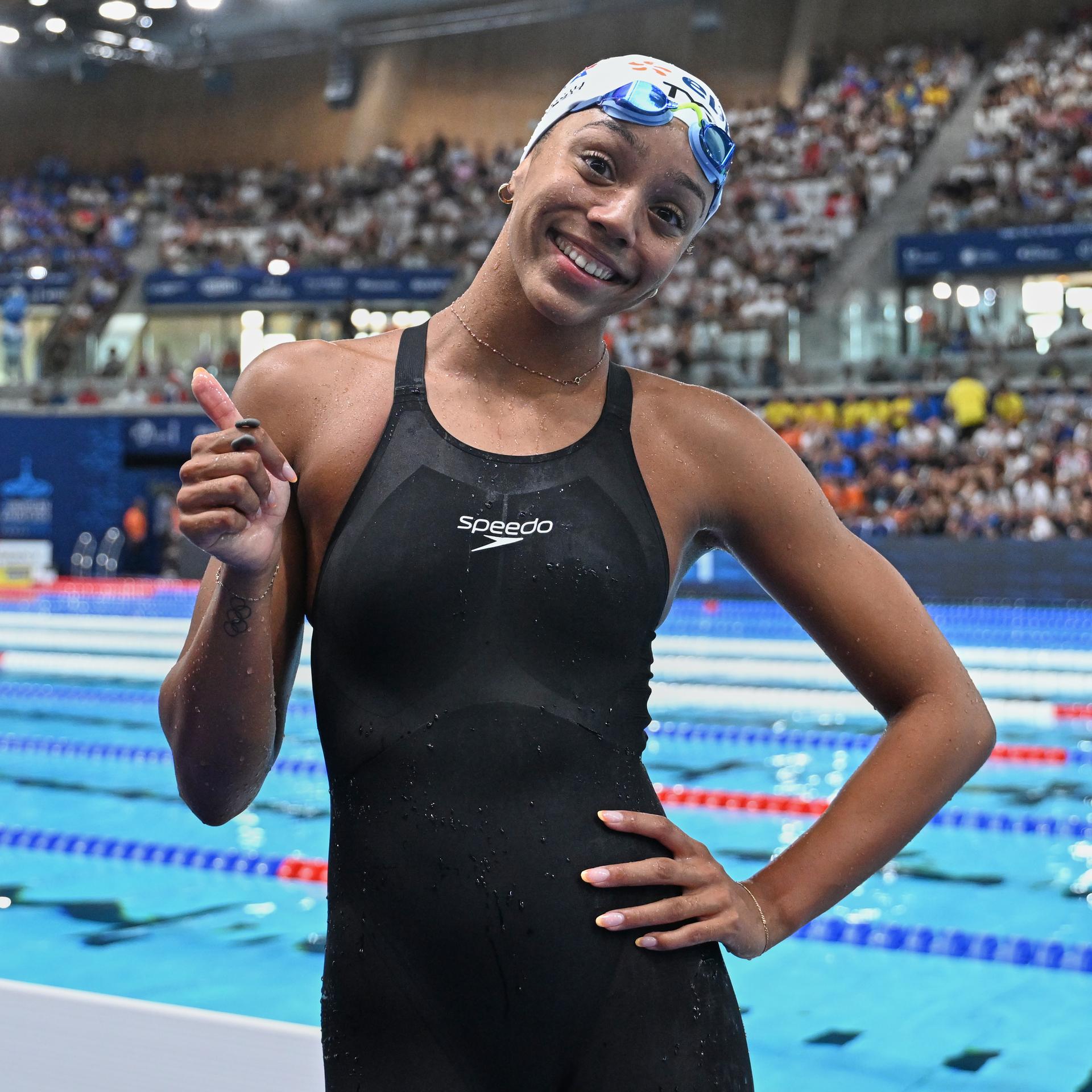 Die Italienerin Sara Curtis feiert nach ihrem Sieg im Finale, sie hebt den rechten Daumen hoch.