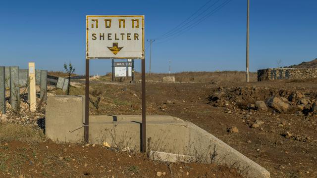 Golanhöhen, Israel: Auf einem Schild steht Shelter - ein Pfeil zeigt auf den Eingang eines Bunkers. 