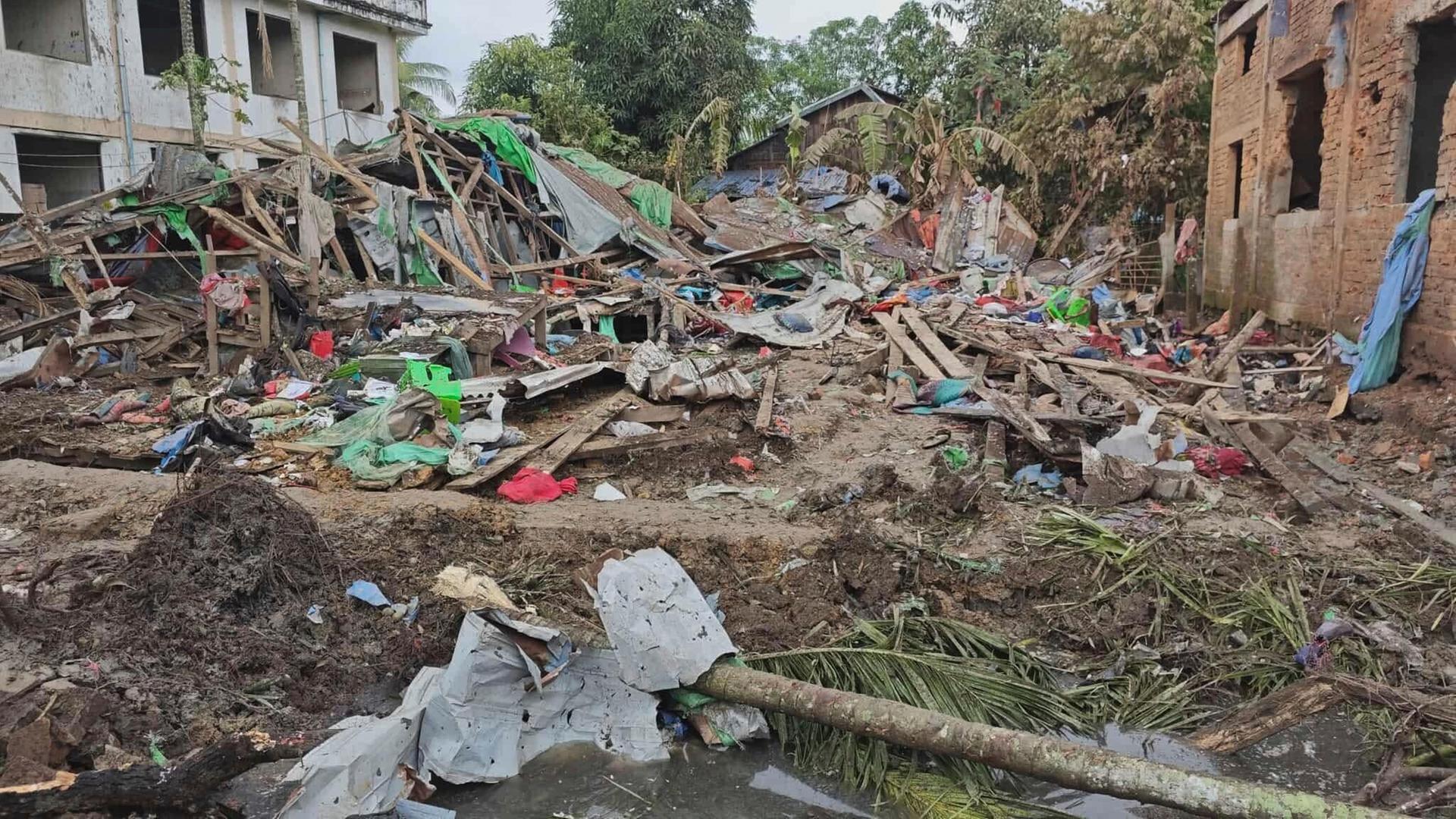 Das Foto zeigt Trümmer eines völlig zerstörten Hauses. Das Foto zeigt Trümmer eines völlig zerstörten Hauses.