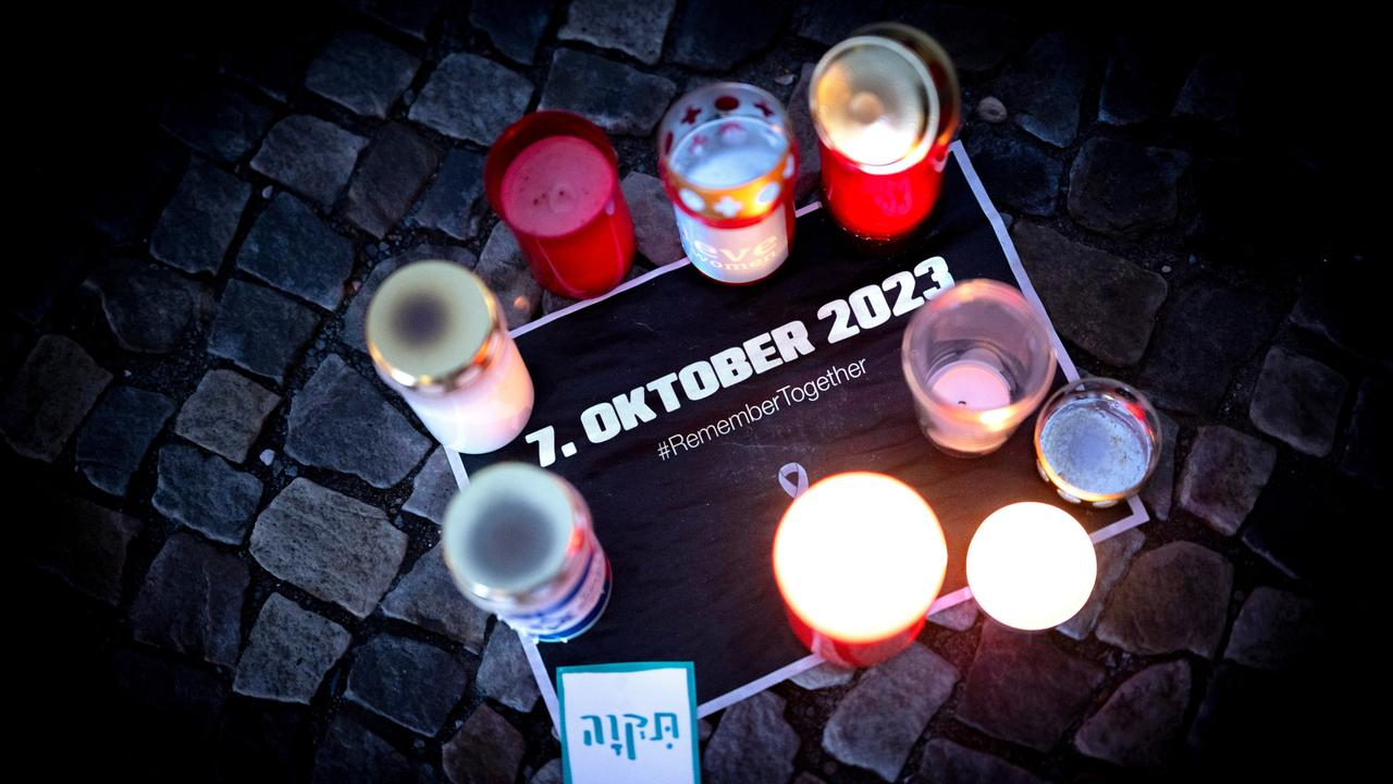 Ein Schild mit dem Datum 7. Oktober 2023 und Kerzen fuer die Freilassung der Geisel und das Ende der Hamas Herrschaft in Gaza. Ein Schild mit dem Datum 7. Oktober 2023 und Kerzen fuer die Freilassung der Geisel und das Ende der Hamas Herrschaft in Gaza.