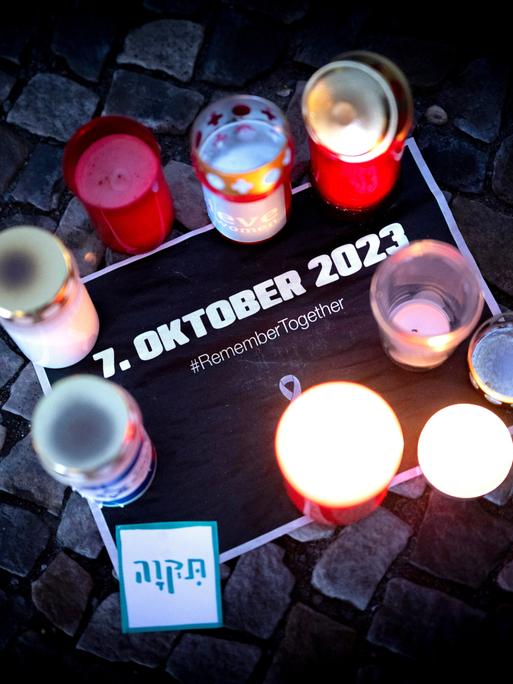 Ein Schild mit dem Datum 7. Oktober 2023 und Kerzen fuer die Freilassung der Geisel und das Ende der Hamas Herrschaft in Gaza. 