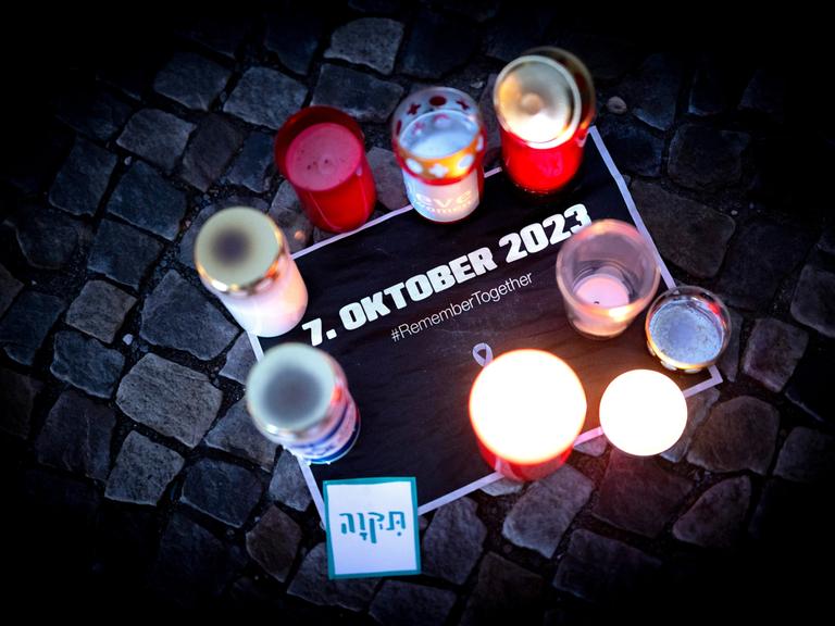 Ein Schild mit dem Datum 7. Oktober 2023 und Kerzen fuer die Freilassung der Geisel und das Ende der Hamas Herrschaft in Gaza. 