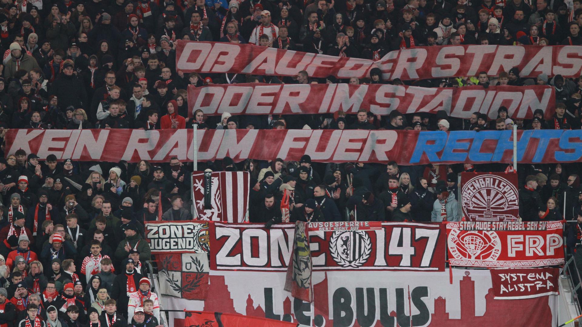 Fans von RB Leipzig protestieren in der Red Bull Arena gegen Rechtsextremismus mit Bannern und dem Slogan "Ob auf der Straße oder im Stadion - kein Raum für Rechts"