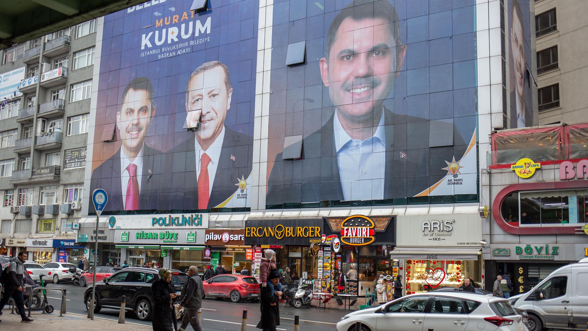 Wahlplakate an einer Hauswand in Istanbul mit dem AKP-Kandidaten Murat Kurum und Staatspräsident Erdogan