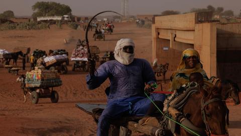 Auf dem Rücken von Pferden überqueren Flüchtlinge am 25. April 2024 in die Grenze zwischen Sudan und Tschad. 