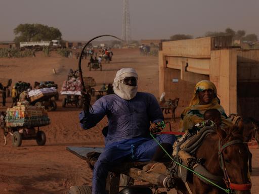 Auf dem Rücken von Pferden überqueren Flüchtlinge am 25. April 2024 in die Grenze zwischen Sudan und Tschad. 