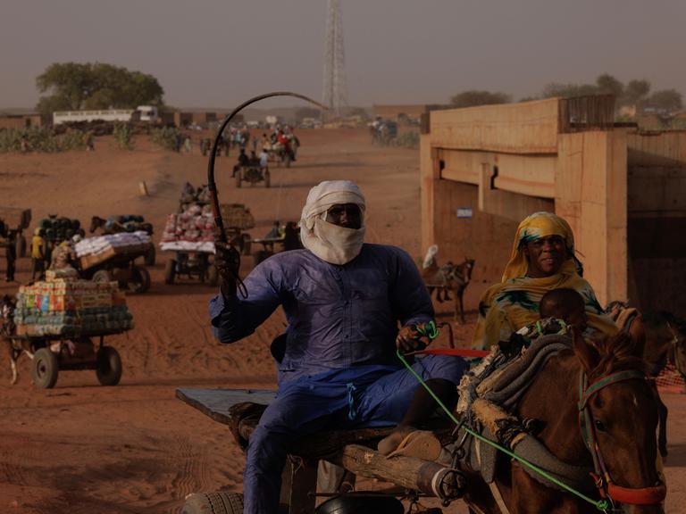 Auf dem Rücken von Pferden überqueren Flüchtlinge am 25. April 2024 in die Grenze zwischen Sudan und Tschad. 