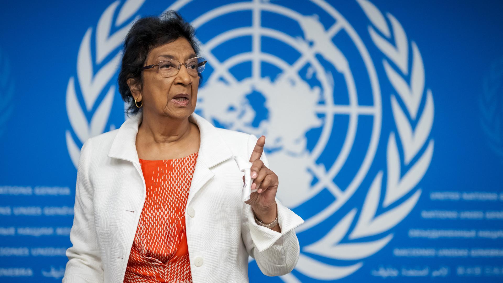 Die Vorsitzende der Unabhängigen Internationalen Untersuchungskommission für die besetzten palästinensischen Gebiete die südafrikanische Richterin Navi Pillay. Sie hebt die Hand . 