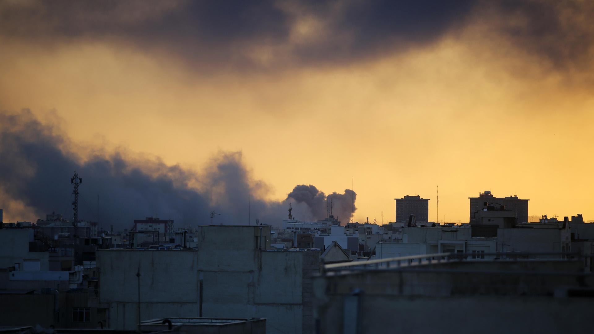 Rauchwolken über Teheran nach den Angriffen von Israel und den USA