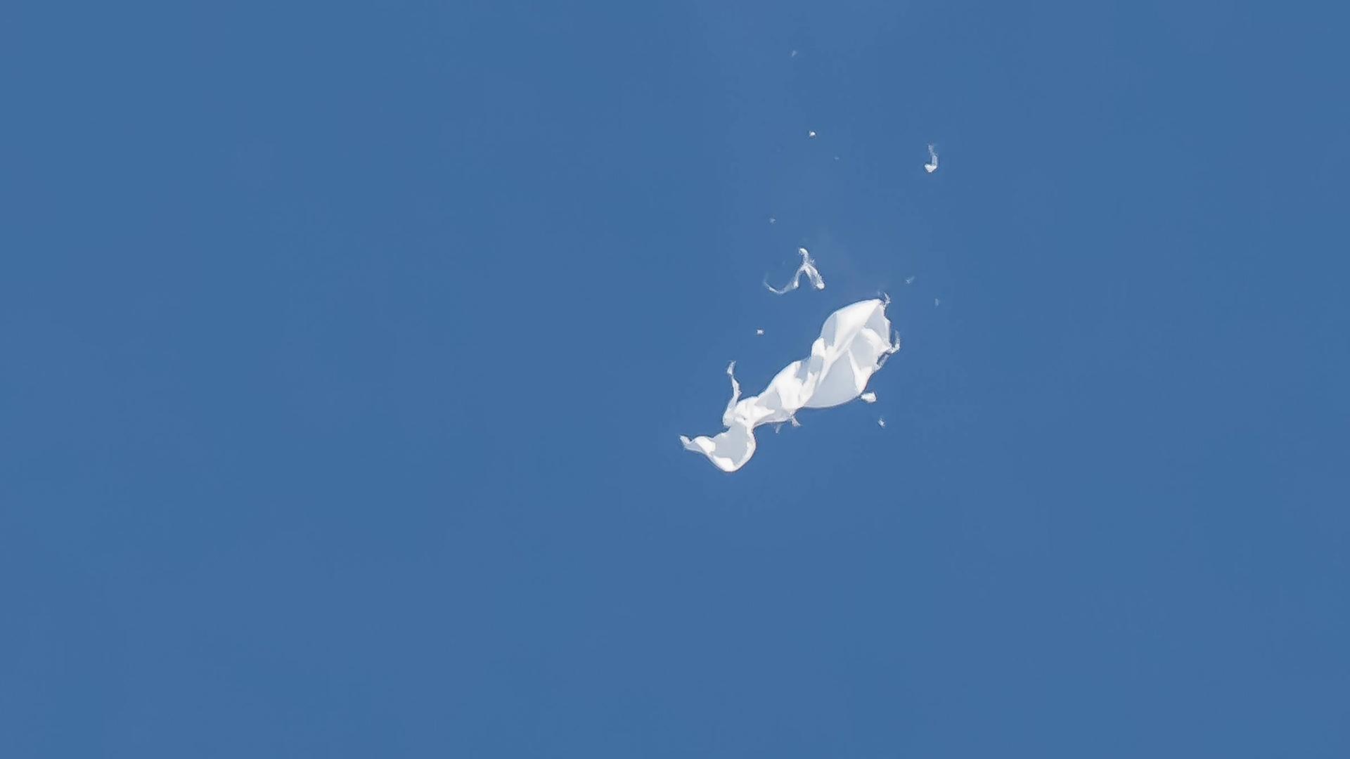 Der zerstörte mutmaßliche chinesische Spionageballon nach dem Abschuss durch die US-Luftwaffe. 
