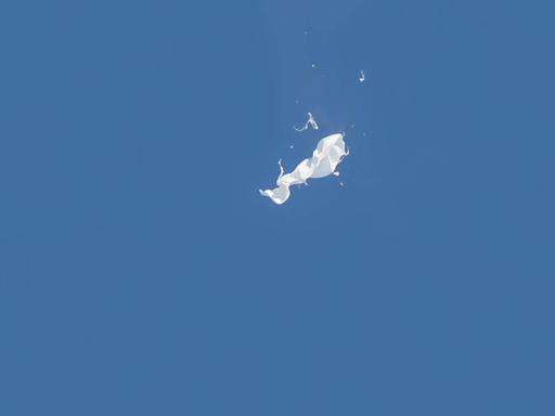 Der zerstörte mutmaßliche chinesische Spionageballon nach dem Abschuss durch die US-Luftwaffe. 