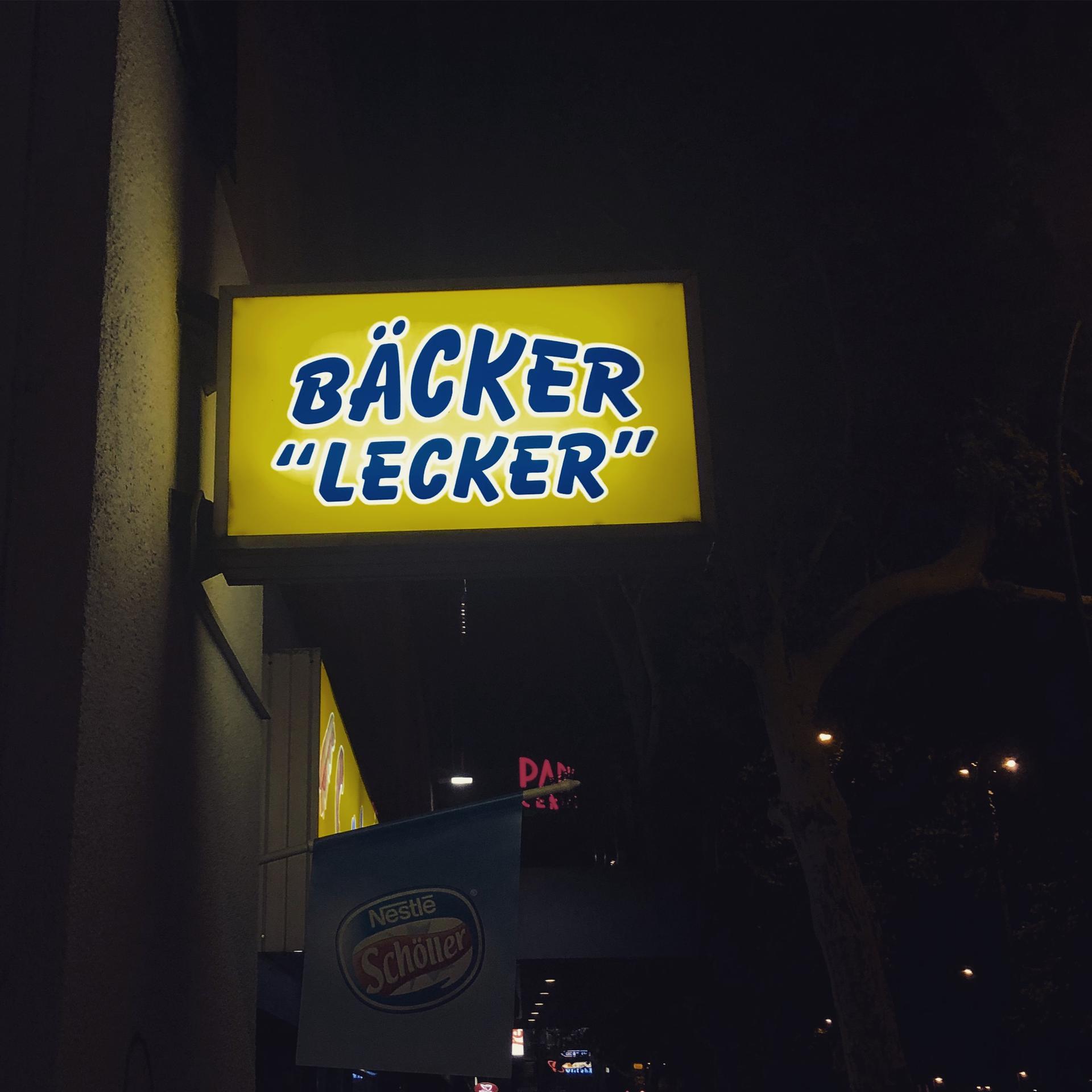 Das Schild einer Bäckerei mit dem Schild "Bäcker 'Lecker'". 