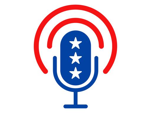 Grafische Darstellung eines Mikrofons auf einem Ständer. Das Mikrofon ist in den Farben und Sternen der US-Flagge gehalten. 