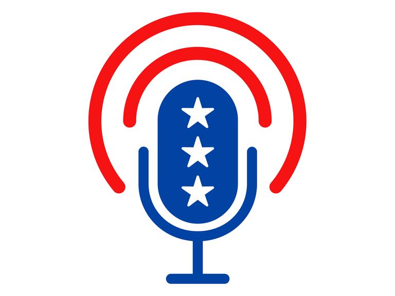 Grafische Darstellung eines Mikrofons auf einem Ständer. Das Mikrofon ist in den Farben und Sternen der US-Flagge gehalten. 