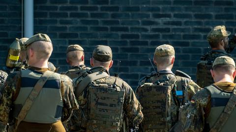 Blick von hinten auf Soldaten der Panzerlehrbrigade 9 in Niedersachsen der Bundeswehr bei einem Pressetermin der Panzertruppenschule Munster