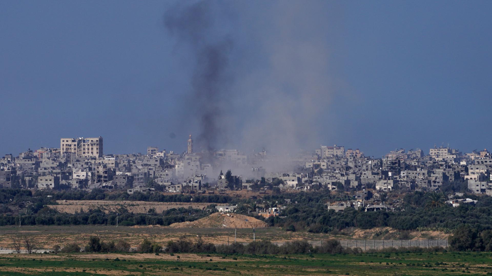 Rauch steigt über den Gazastreifen auf, von der Ferne aus gesehen. Rauch steigt über den Gazastreifen auf, von der Ferne aus gesehen.