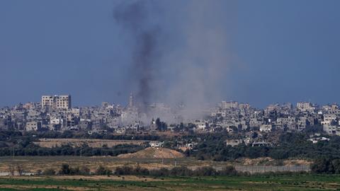 Rauch steigt über den Gazastreifen auf, von der Ferne aus gesehen.