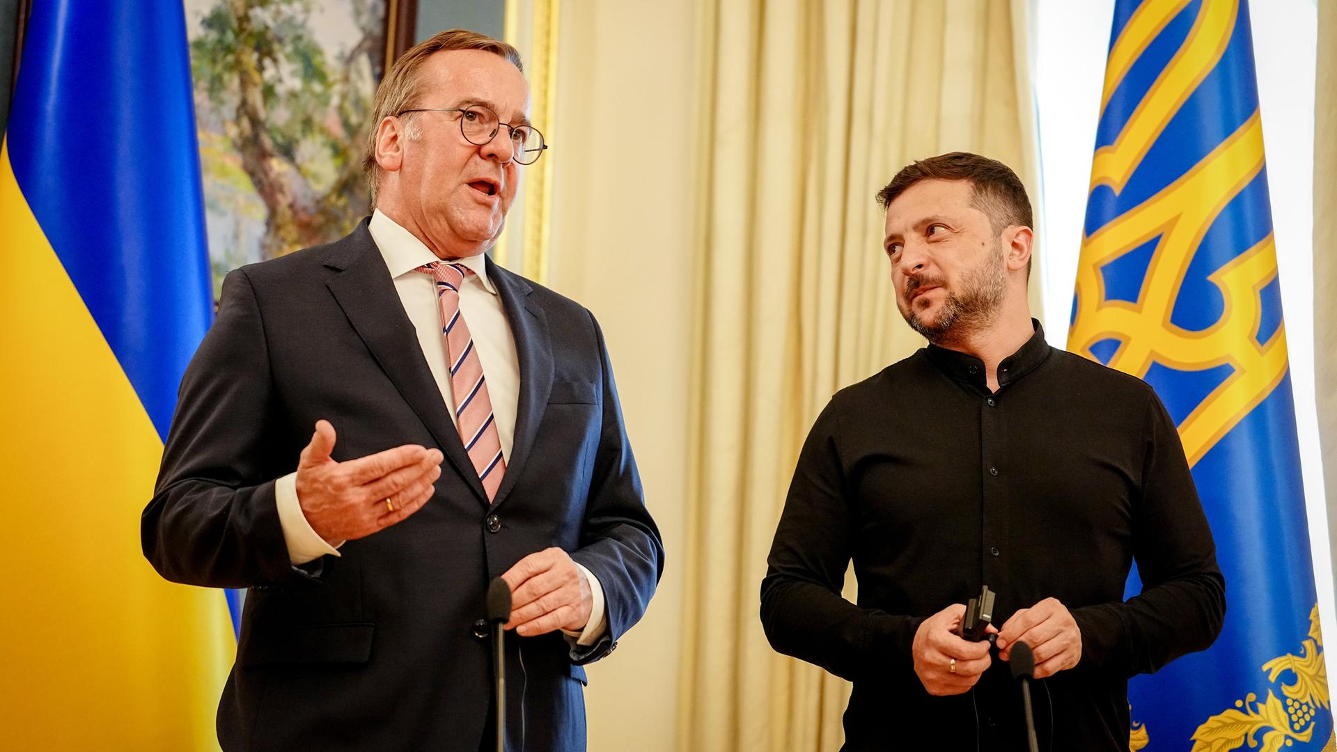 Boris Pistorius (SPD, l), Bundesminister der Verteidigung, und Wolodymyr Selenskyj, Präsident der Ukraine, geben nach einem Gespräch eine Pressekonferenz. 