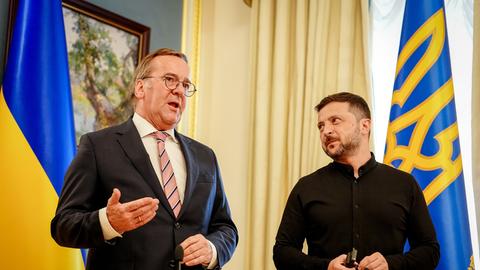 Boris Pistorius (SPD, l), Bundesminister der Verteidigung, und Wolodymyr Selenskyj, Präsident der Ukraine, geben nach einem Gespräch eine Pressekonferenz. 