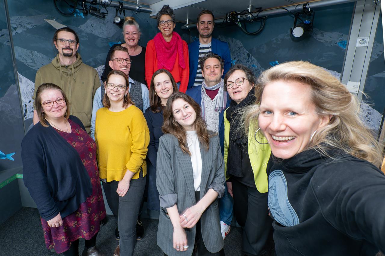 Hinten (v. l. n. r.) Torben Waleczek, Stefan Maas, Marie Sagenschneider, Xenia Sircar, Dominik Evers; Mitte (v. l. n. r.) Nicole Schmitz, Alexandra Gnade, Eva Sabine Kuntz, Christian Sülz; Vorne (v. l. n. r.) Kira Meyer, Birgit Wentzien, Anne Boschan