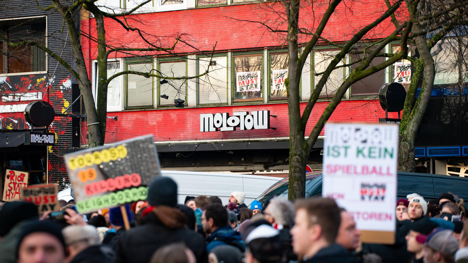 Zahlreiche Demonstranten stehen mit Plakaten auf der Reeperbahn vor dem Musikclub Molotow. Weil anstelle des Hamburger Musikclubs Molotow an der Reeperbahn ein Hotel entstehen soll, muss sich der Betreiber eine neue Bleibe suchen und sieht deshalb seine Existenz bedroht.