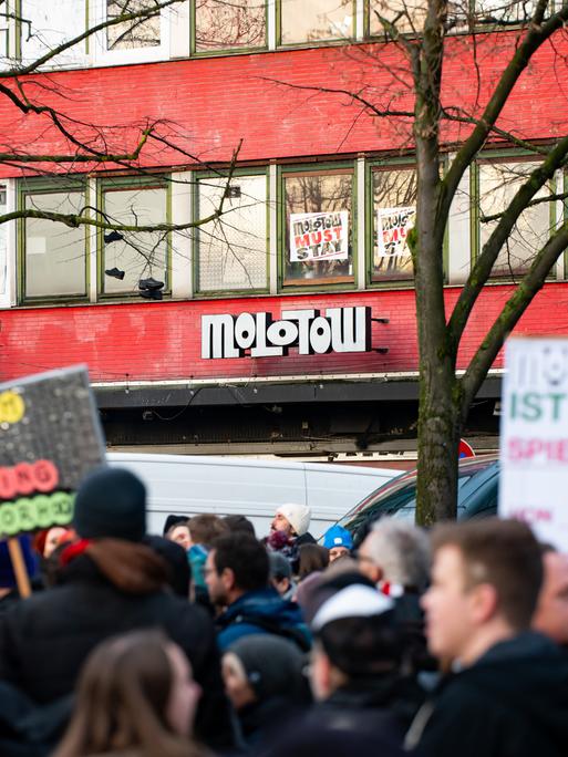 Zahlreiche Demonstranten stehen mit Plakaten auf der Reeperbahn vor dem Musikclub Molotow. Weil anstelle des Hamburger Musikclubs Molotow an der Reeperbahn ein Hotel entstehen soll, muss sich der Betreiber eine neue Bleibe suchen und sieht deshalb seine Existenz bedroht.