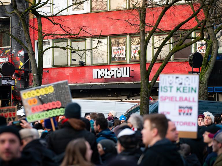 Zahlreiche Demonstranten stehen mit Plakaten auf der Reeperbahn vor dem Musikclub Molotow. Weil anstelle des Hamburger Musikclubs Molotow an der Reeperbahn ein Hotel entstehen soll, muss sich der Betreiber eine neue Bleibe suchen und sieht deshalb seine Existenz bedroht.