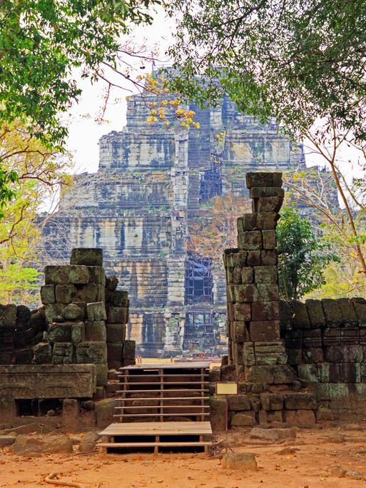 Die siebenstufige Pyramide in Koh Ker in Kambodscha