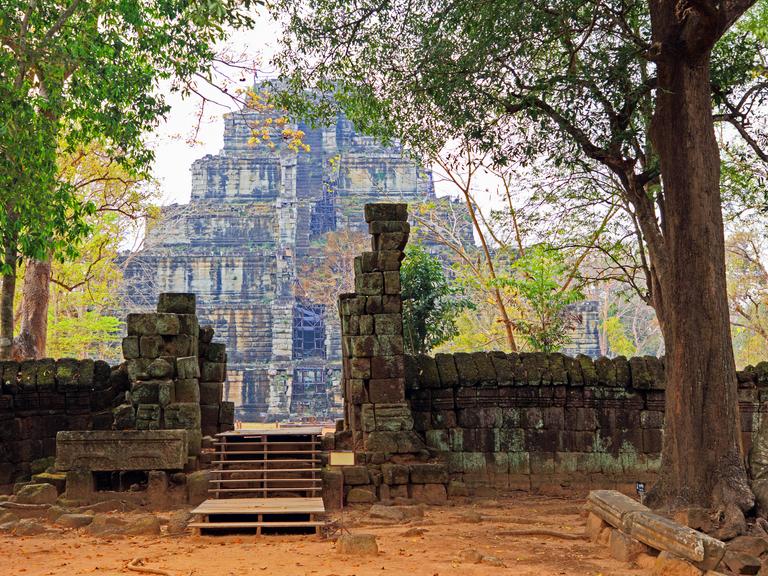 Die siebenstufige Pyramide in Koh Ker in Kambodscha