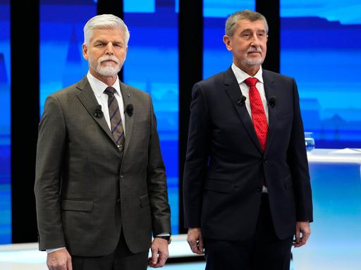 Die tschechischen Präsidentschaftskandidaten Pavel und Babis posieren für ein Foto vor einer politischen Debatte in Prag.