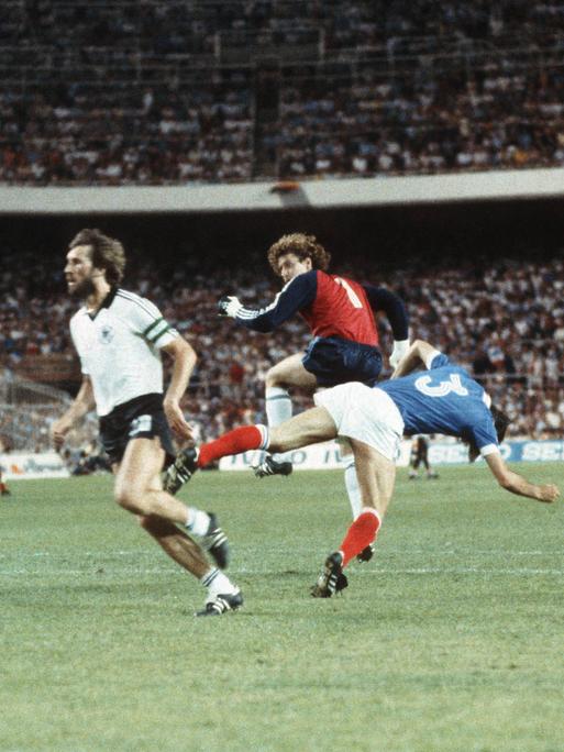 Harald "Toni" Schumacher (2.v.l.), bei der WM 1982 deutscher Nationaltorhüter, streckt beim Hinauslaufen Frankreichs Patrick Battiston (3.v.l.) brutal nieder.
