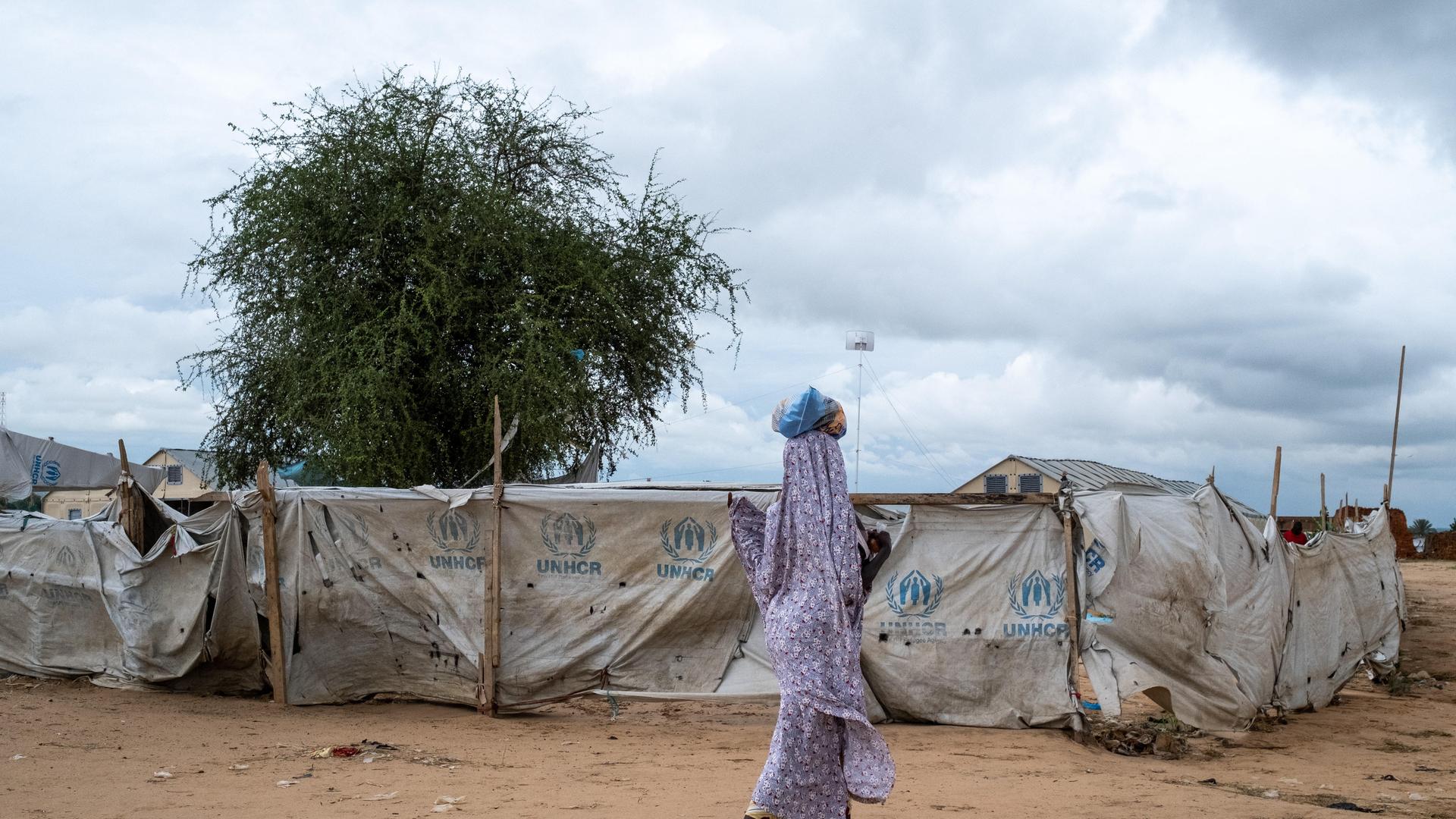 Frau vor dem Registrierungszentrum der Vereinten Nationen (UNHCR) im Transitlager Adre in der Region Wadai im Tschad am 1. September 2024.