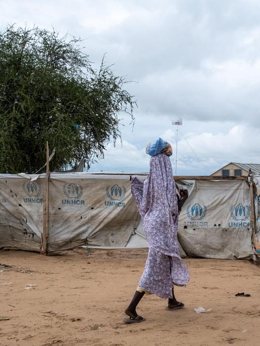 Frau vor dem Registrierungszentrum der Vereinten Nationen (UNHCR) im Transitlager Adre in der Region Wadai im Tschad am 1. September 2024.