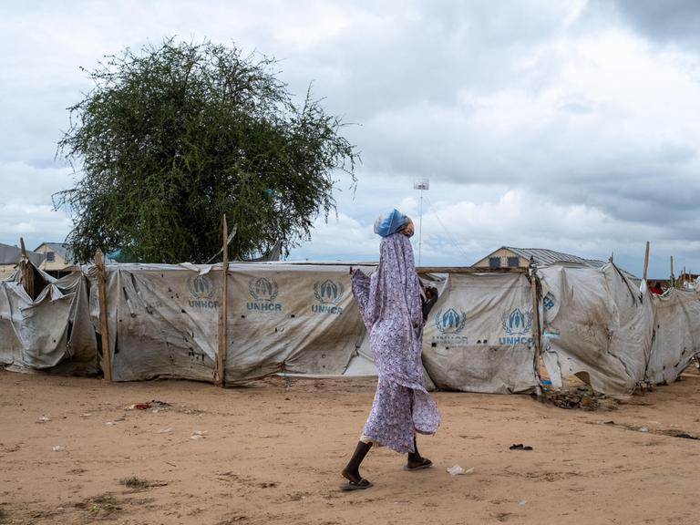 Frau vor dem Registrierungszentrum der Vereinten Nationen (UNHCR) im Transitlager Adre in der Region Wadai im Tschad am 1. September 2024.