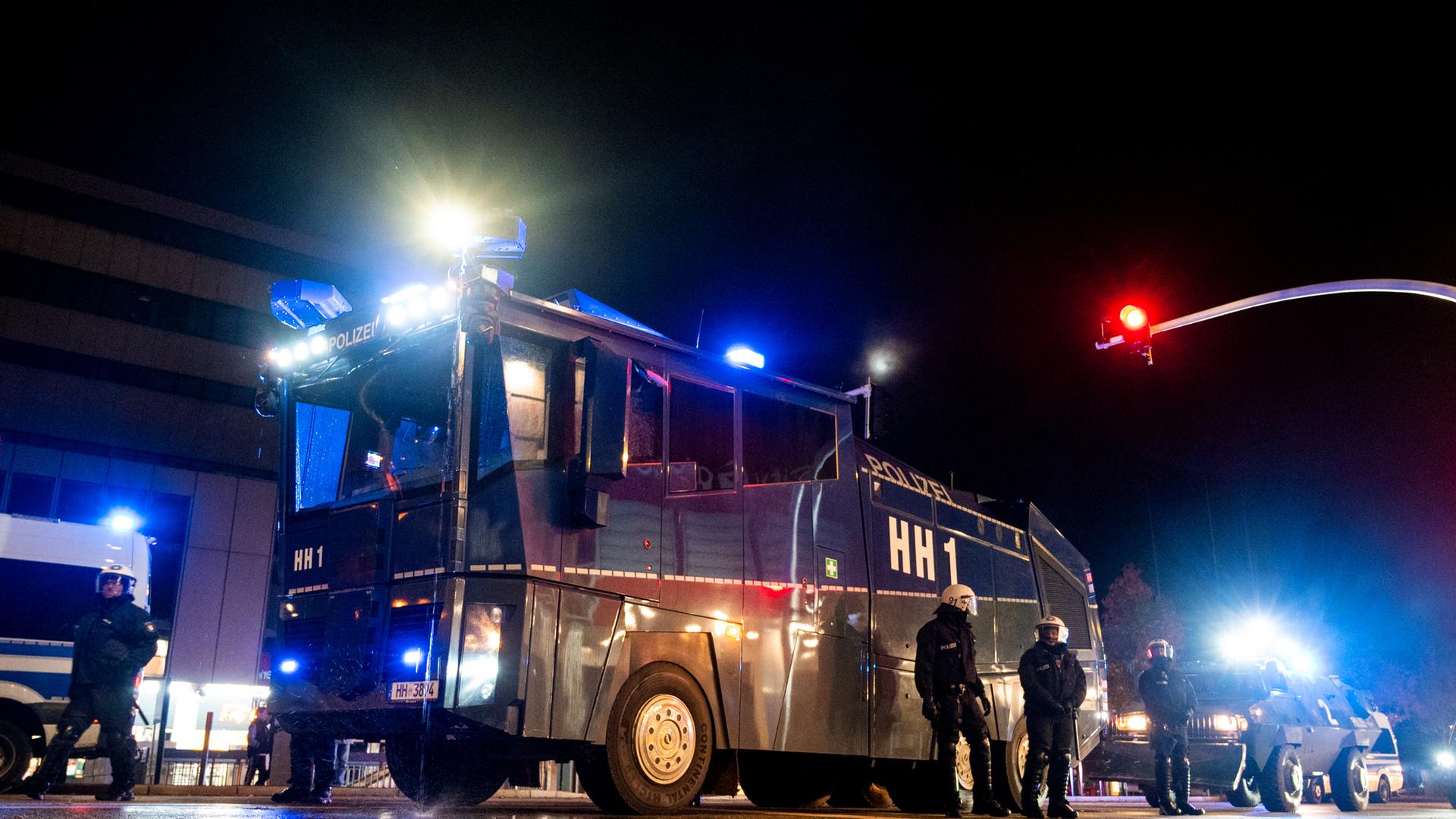 Ein Wasserwerfer der Polizei steht im Stadtteil Harburg bereit. Ein Wasserwerfer der Polizei steht im Stadtteil Harburg bereit.