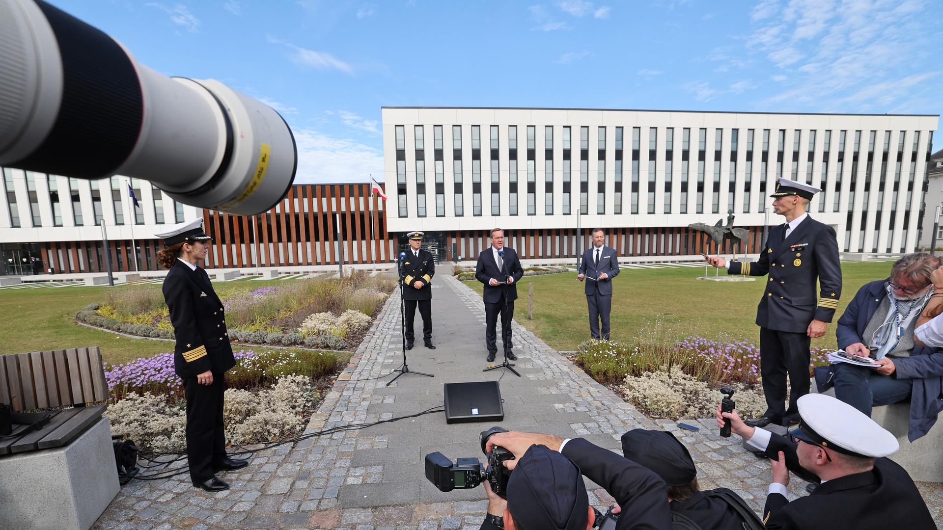 Boris Pistorius (M), Bundesverteidigungsminister, spricht nach dem Aufstellungszeremoniell für das Commander Task Force Baltic (CTF Baltic) in Rostock zu Journalisten, im Hintergrund das Marine-Operation-Center MOC, Sitz der neuen Einrichtung.