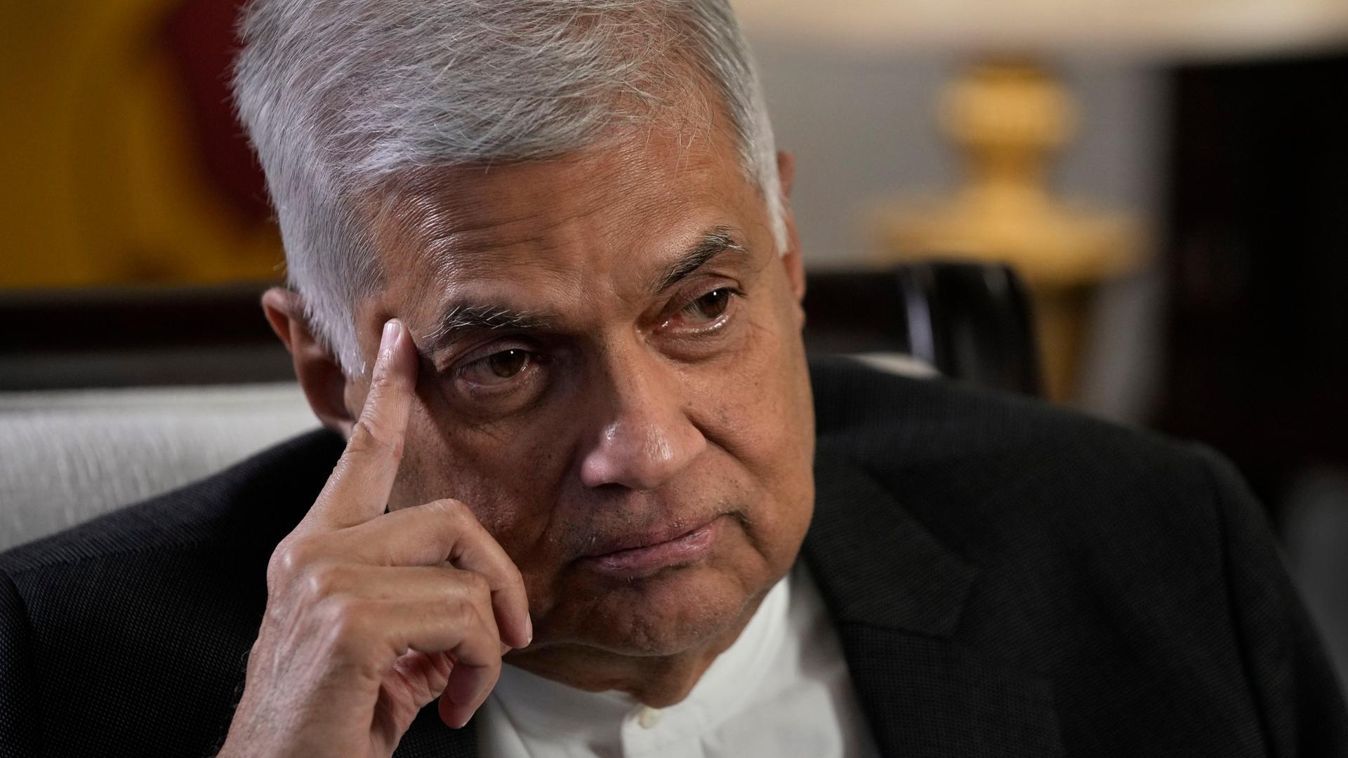 Sri Lankas Präsident Ranil Wickremesinghe stützt den Kopf auf die rechte Hand.