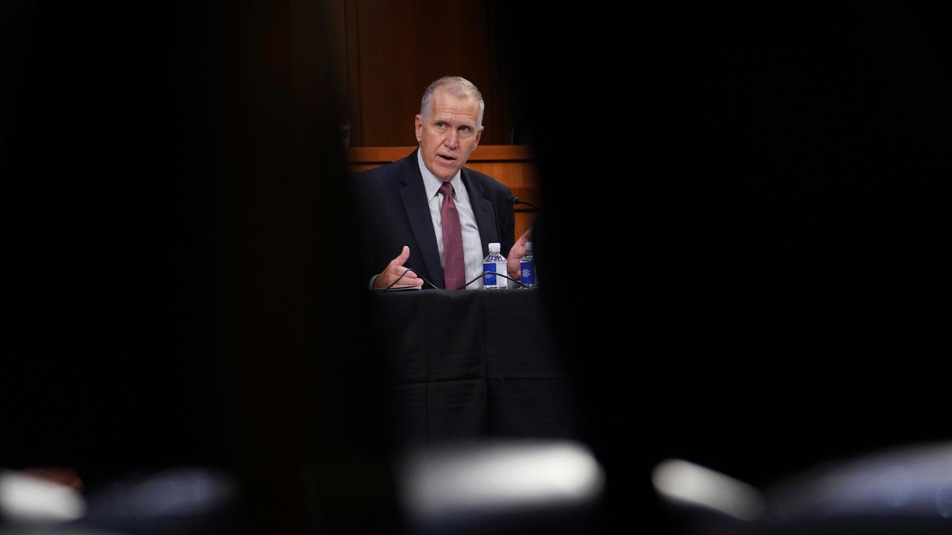 Der republikanische US-Senator Thom Tillis spricht im Parlament in Washington. 